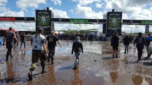 wacken-schlamm-eingang-festival-open-air